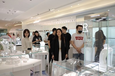 知名女星唐詩詠到訪永富集團(tuán)，珠寶首飾零售引關(guān)注