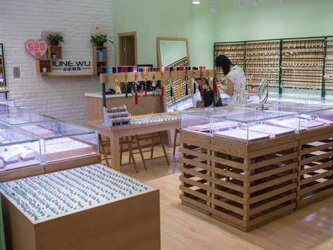 銀飾店與珠寶首飾零售 時(shí)尚與品質(zhì)的完美融合